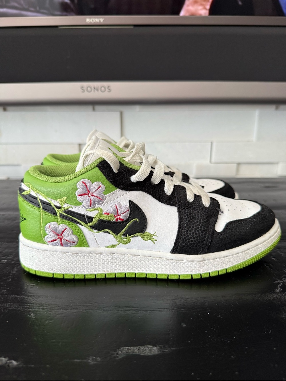 Jordan Kids Mid-Top Sneakers in Green/Black/White with Floral Embroidery